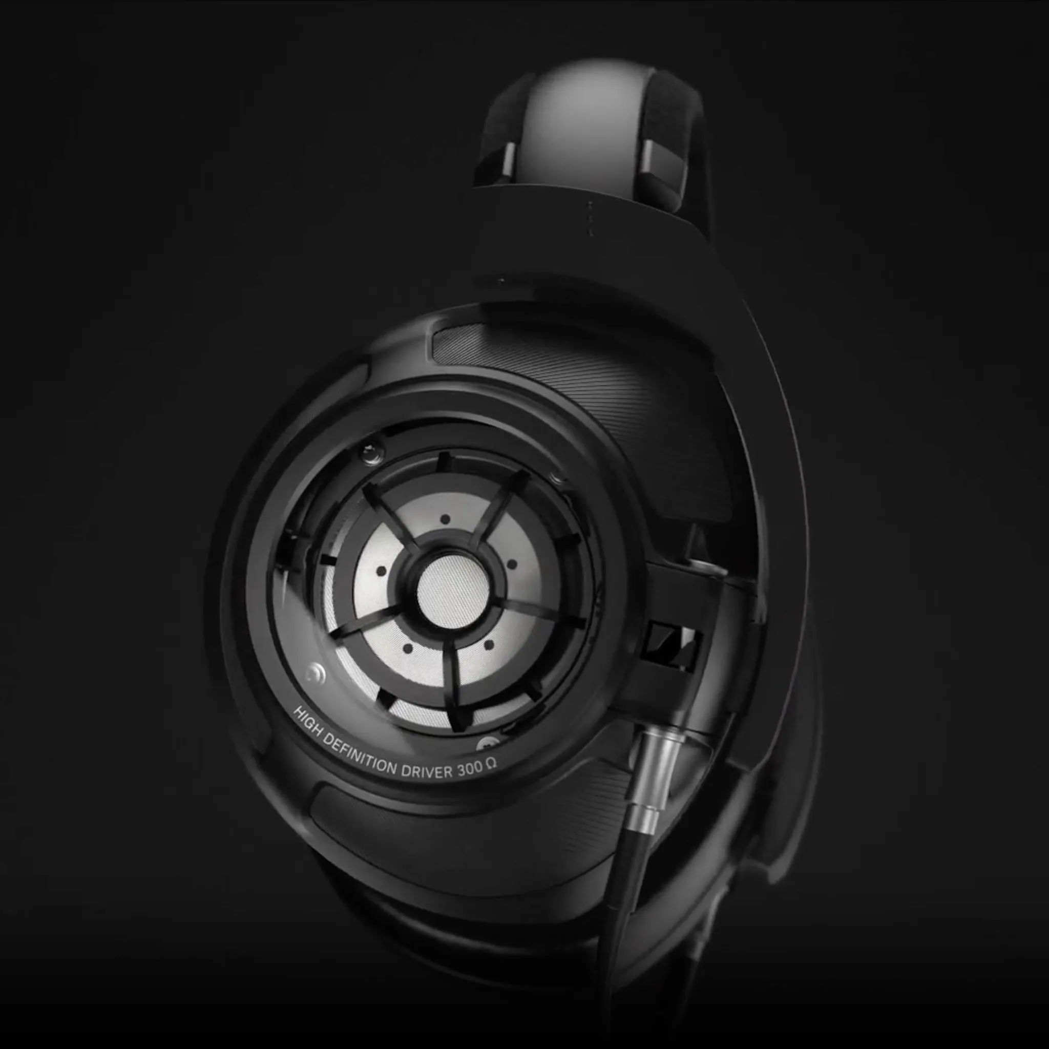 Sennheiser HD 820 | Closed-Back Dynamic Headphones